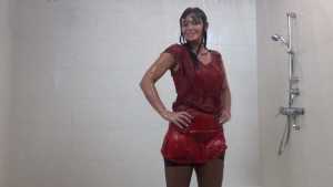 wetlook-as-mature-lady-dee-is-caught-in_