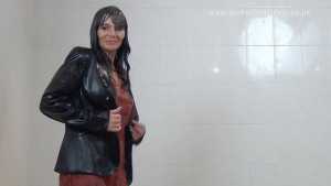 wetlook-as-mature-lady-dee-is-caught-in_