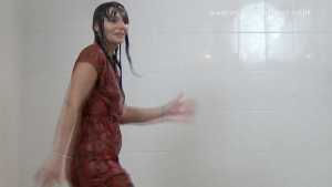 wetlook-as-mature-lady-dee-is-caught-in_